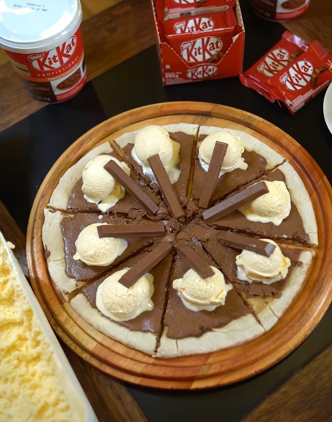 Pizza de Nutella com kitkat e leite ninho